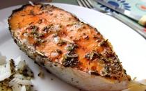Cara memanggang chum salmon dalam oven dengan keju